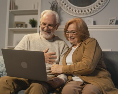 Casal de idoso mexendo no computador